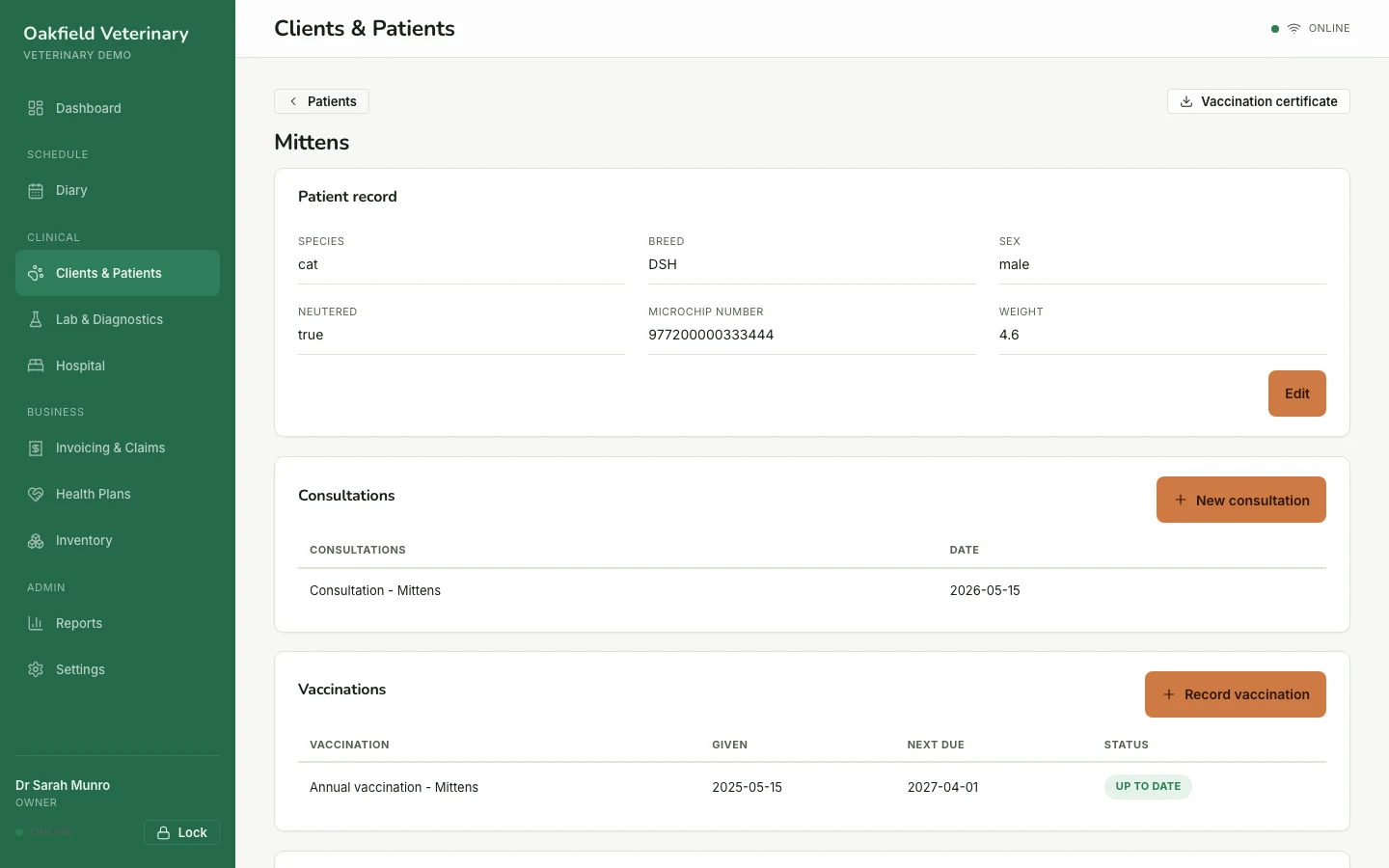 Patient clinical record in the ESRE veterinary demo, with details, consultations, vaccinations and dispensing log